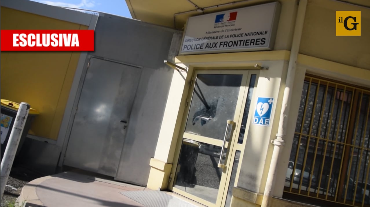 Ecco l'accoglienza di Macron: "Migranti chiusi nei container"