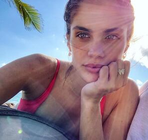 Sara Sampaio, l'angelo sexy in costume 6