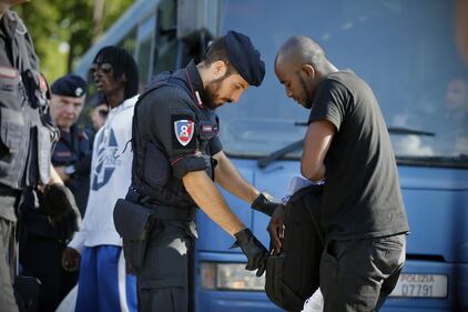 Blitz della polizia nella tendopoli dei migranti alla Stazione Tiburtina 10