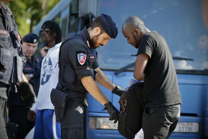 Blitz della polizia nella tendopoli dei migranti alla Stazione Tiburtina 10
