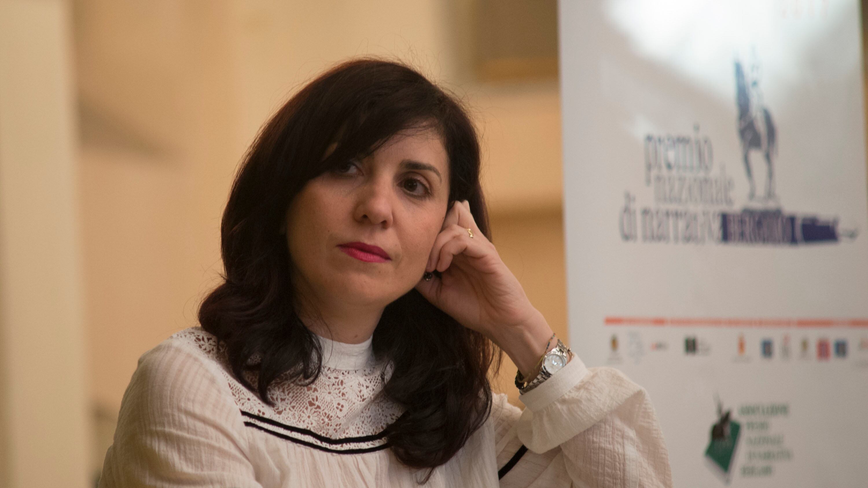 Scatta la gara a denunciare censure. E lo scrittore insiste: Meloni come Orbán