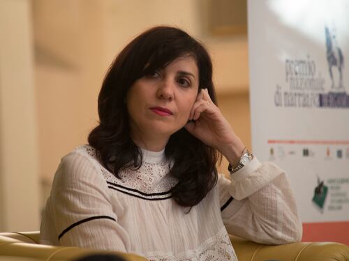 Scatta la gara a denunciare censure. E lo scrittore insiste: Meloni come Orbán
