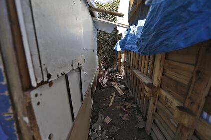 Roma, i vigili sgomberano una baraccopoli abusiva a Ponte Marconi 2