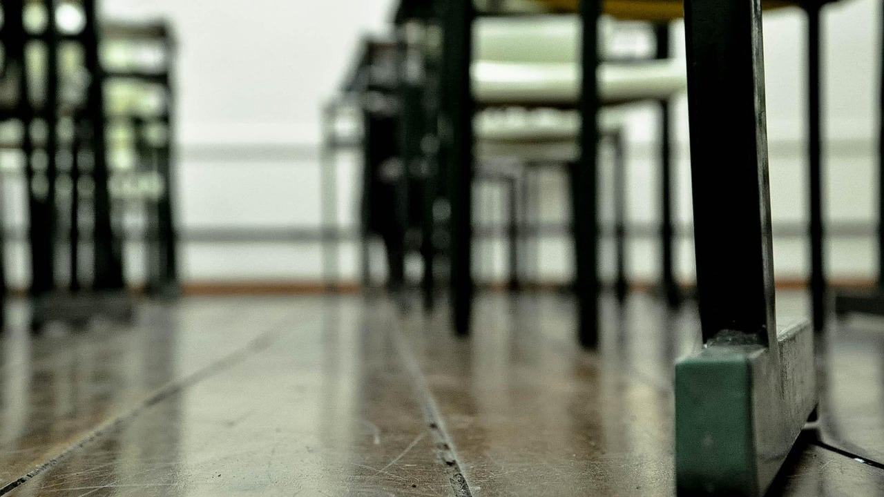 La prof taglia i capelli a due alunne in classe. Genitori in rivolta