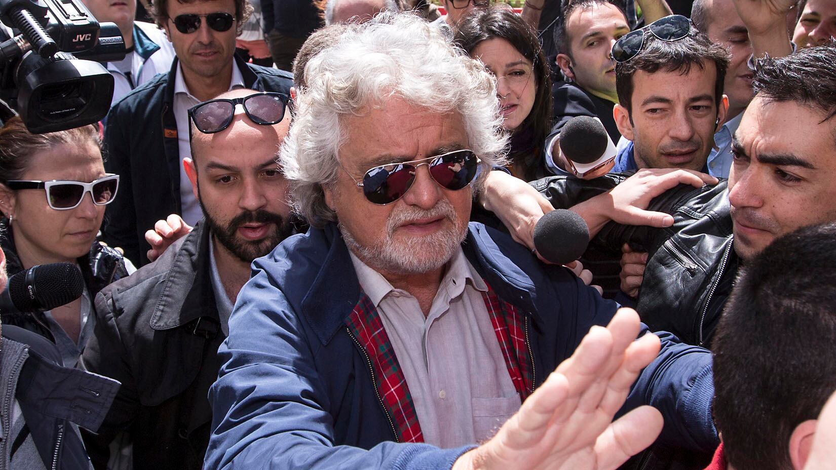 Le slide di Renzi e i vaffa di Grillo ora non incantano più gli italiani