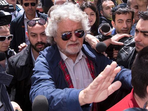 Grillo attacca Napolitano: "Ci ricatta con le dimissioni". Ma Renzi: "Garanzia per tutti"