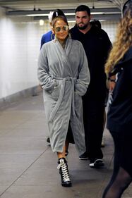 Jennifer Lopez in giro per NY: ha solo l'accappatoio 5