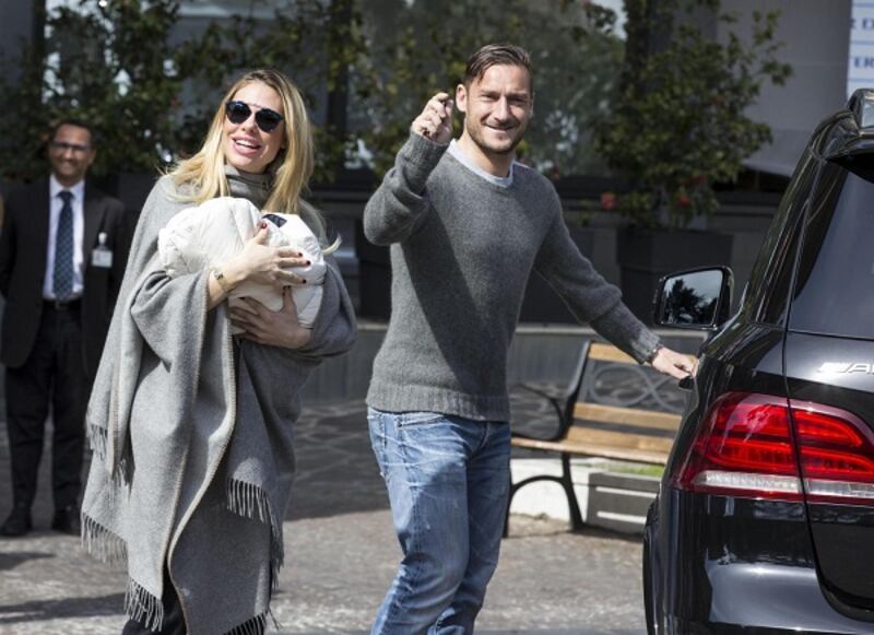 Francesco Totti e Ilary Blasi, primi scatti con la piccola Isabel: foto 1