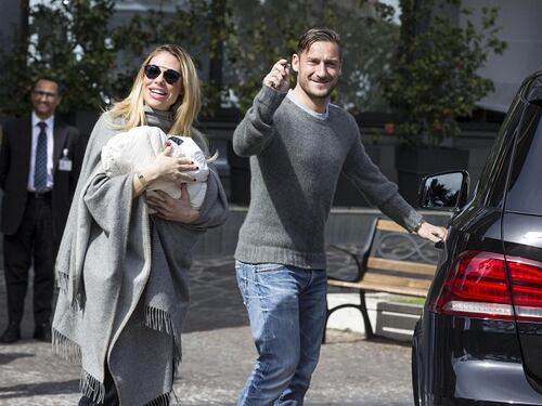 Francesco Totti e Ilary Blasi, primi scatti con la piccola Isabel: foto