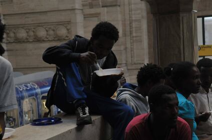 I clandestini bivaccano e mangiano per terra 17