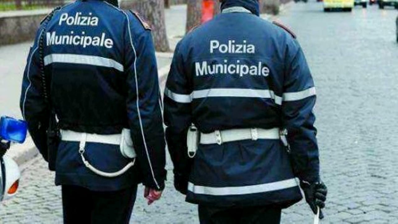 Firenze, 23enne italiano chiede aiuto ai vigili e poi li aggredisce