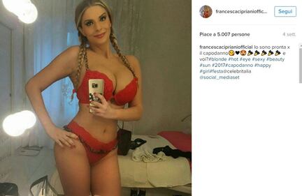 Francesca Cipriani, sexy scollatura 21
