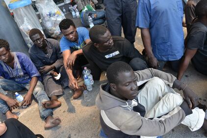 Immigrati scaricati per terra alla stazione di Rogoredo 13