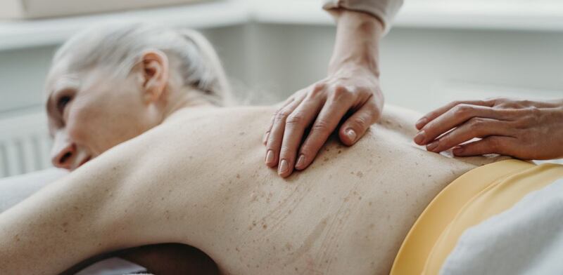 Donna massaggi schiena