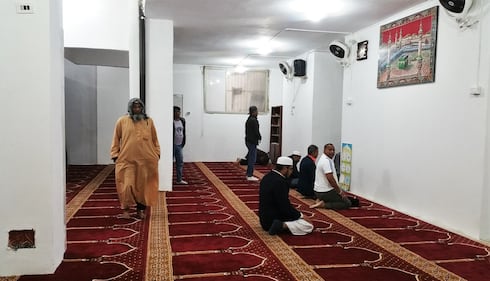 Continua la protesta dei musulmani contro la chiusura delle moschee 9