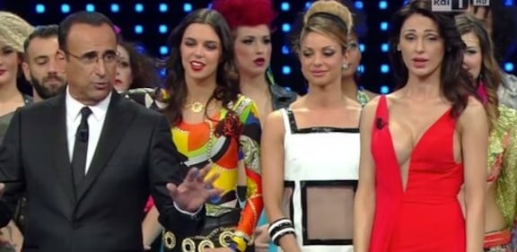 Anna Tatangelo, décolleté esplosivo  ​per "I Migliori Anni" su Rai Uno 4