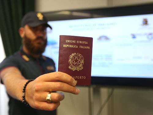 Passaporto, adesso si può fare in Posta. Ma non per tutti: chi non lo può richiedere