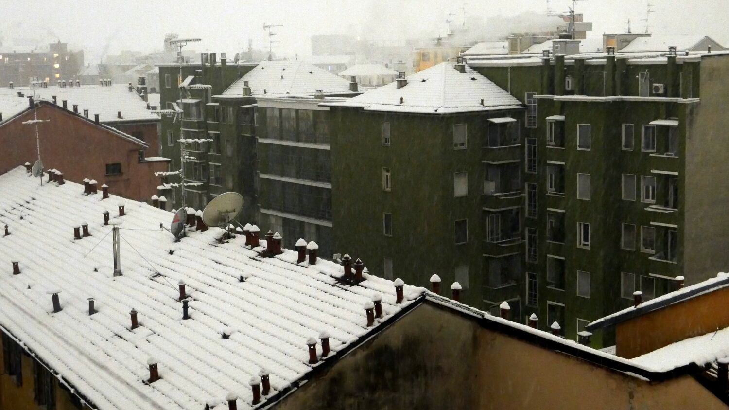 Milano si è svegliata sotto la neve: scatta il piano emergenza