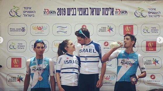 Campionati di ciclismo, sorpassa la fidanzata e le dà un bacio