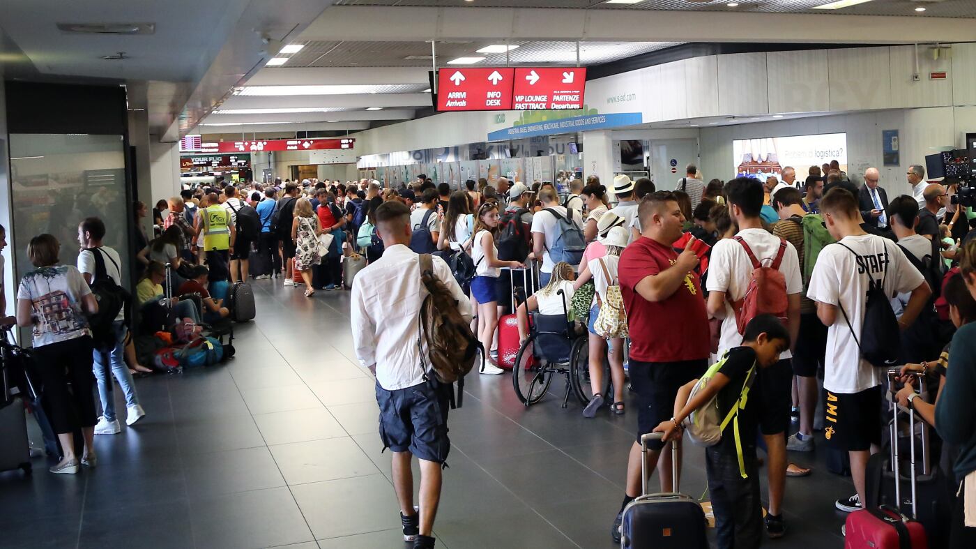 Bergamo, dipendente dell'aeroporto aggredita da passeggera e colpita al volto con una borraccia