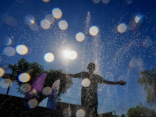 Agosto inizia con caldo e afa: 12 città con bollino rosso, ma sono attesi temporali e grandine, ecco dove