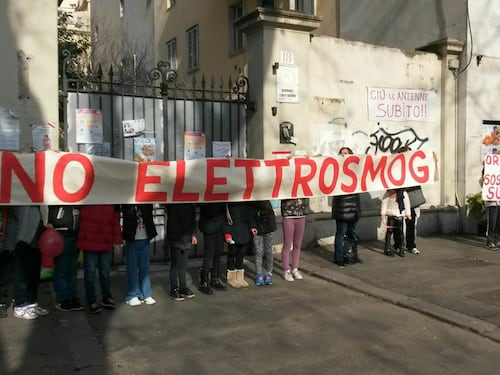 Il Tar condanna le compagnie telefoniche: "Via le antenne dalle scuole"