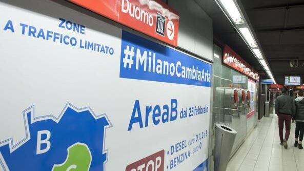 Si lancia sui binari della metro rossa Muore a Rovereto, quattro i feriti