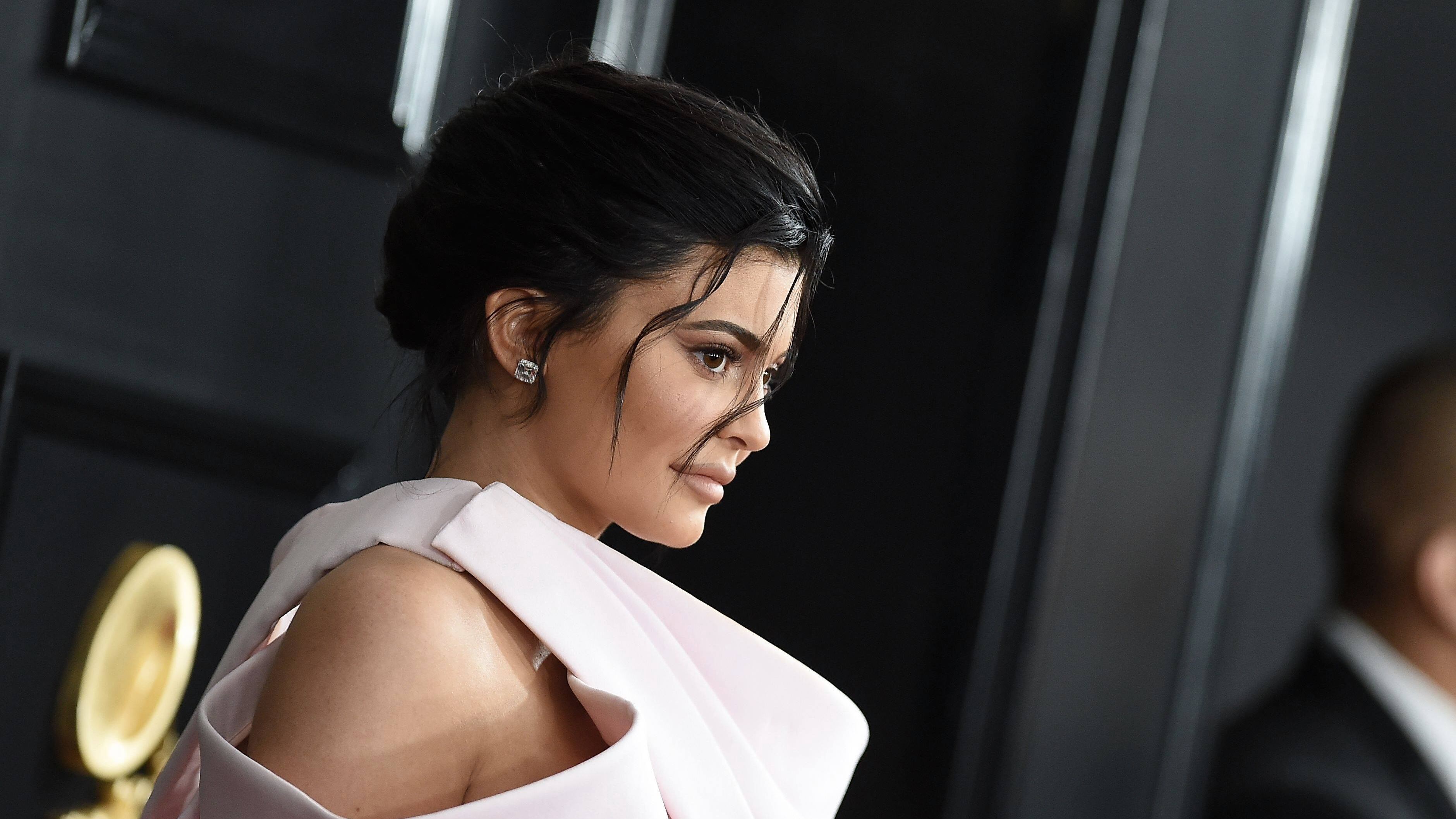 Kylie Jenner vende parte della sua azienda di cosmetici