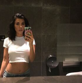 Kourtney Kardashian nuda al mare 11