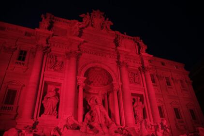 La Fontana di Trevi si tinge di rosso per i martiri cristiani 4