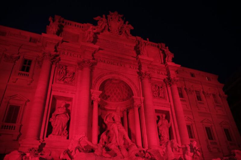 La Fontana di Trevi si tinge di rosso per i martiri cristiani 4