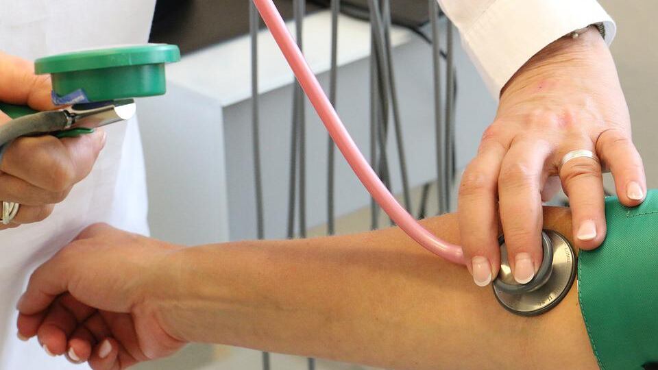 "Sei malata". E la donna (sana) muore: arrestati due finti medici