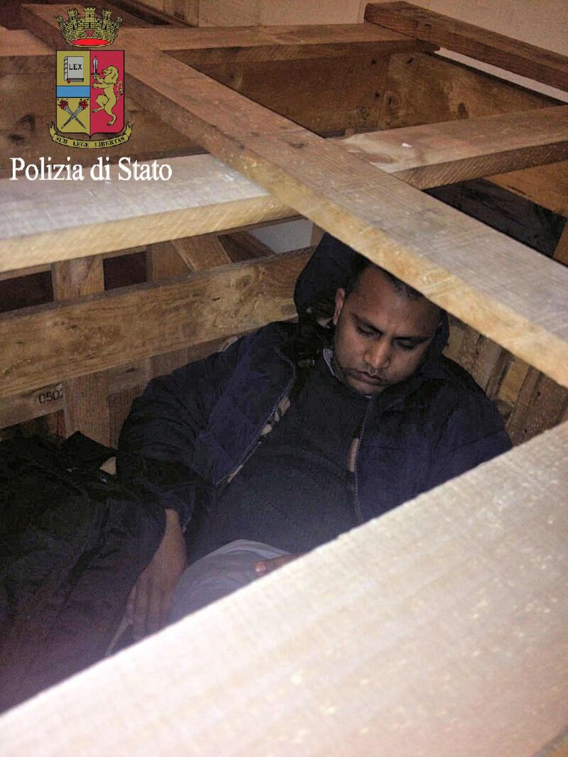 I migranti stipati nei camion 7