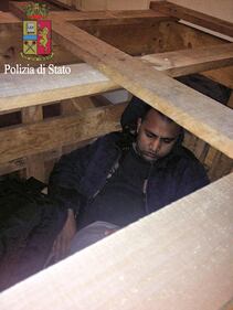 I migranti stipati nei camion 7