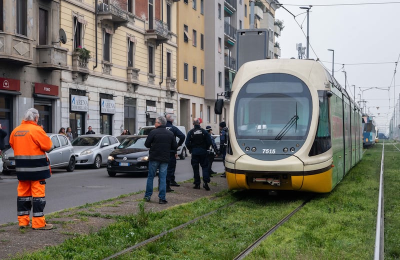 Milano, principio di incendio sul tram 27: le immagini 11