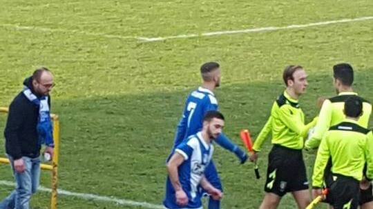 "Calciatore espulso, torna col passamontagna e picchia il guardalinee"