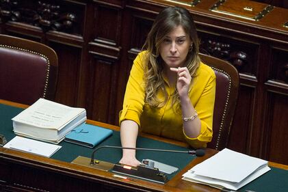 La Boschi in Aula attaccata al cellulare 3