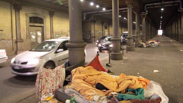 Il tunnel diventa un dormitorio: "Qui i migranti portano degrado"
