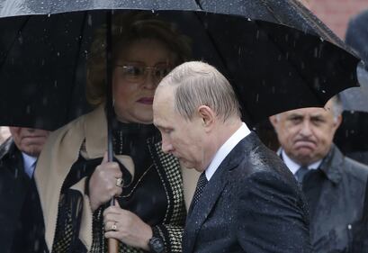 Pioggia battente su Putin: resta impassibile 6