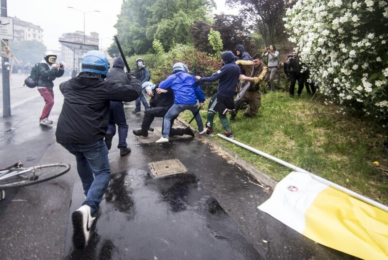 Così i black bloc aggrediscono un agente 3