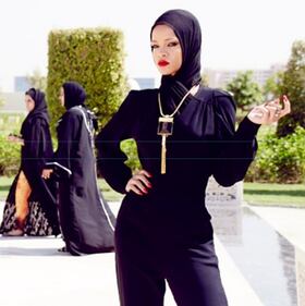 Rhianna posa col velo, scatti da Abu Dhabi 2