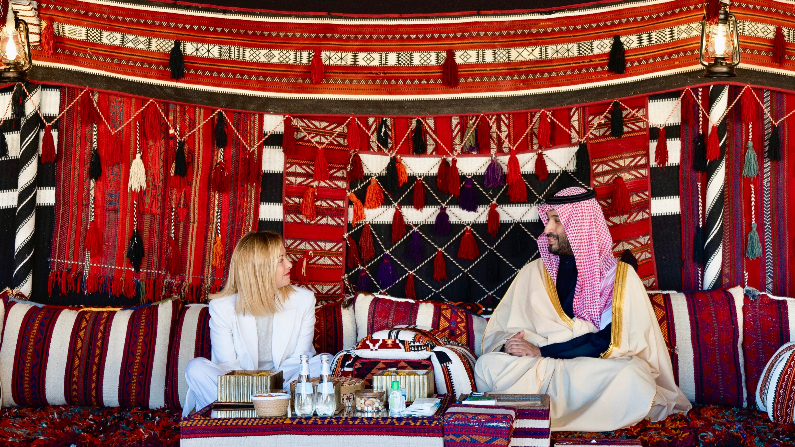 Energia, difesa, investimenti. Meloni in Arabia Saudita: "Nuova era"