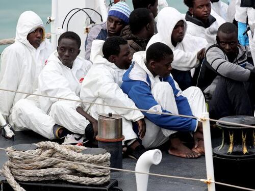 Il piano Ue anti-scafisti: missione navale sul modello dei pirati somali