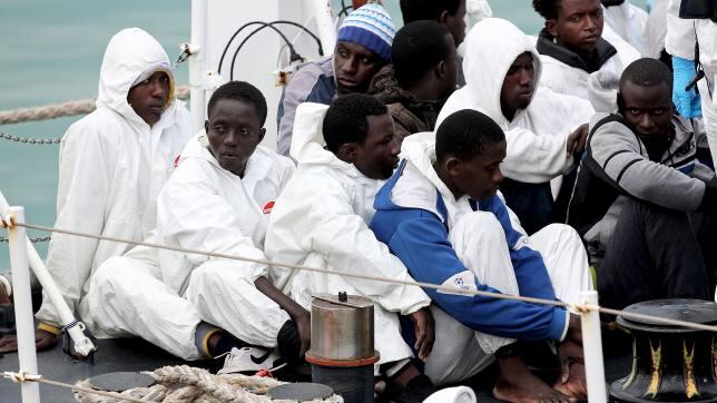 Il piano Ue anti-scafisti: missione navale sul modello dei pirati somali