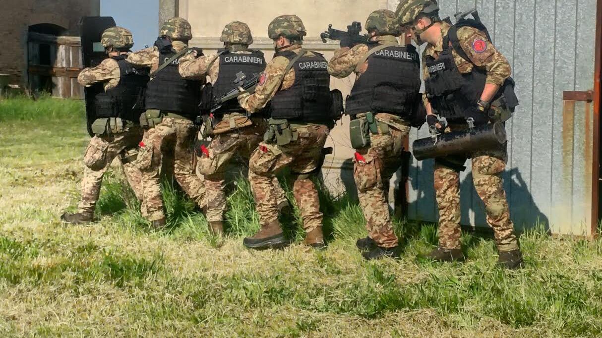 Un giorno a caccia del killer. A Budrio con i reparti speciali