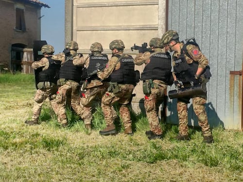 Un giorno a caccia del killer. A Budrio con i reparti speciali