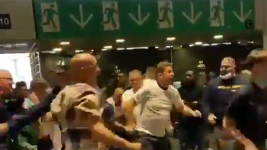 Spinte, risse e insulti: cos'è successo a Wembley
