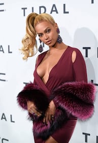 Beyoncé Knowles, seno in vista e scollo mozzafiato a New York 30