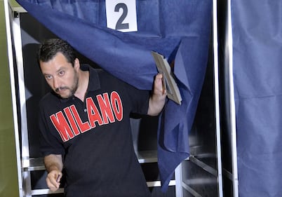 Milano, Salvini va a votare in bermuda  11