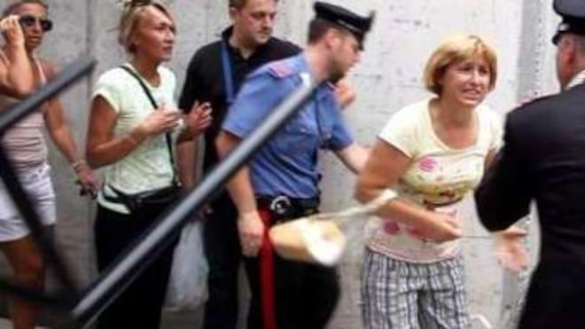 Urla e proteste dei cittadini contro l'arroganza di Renzi: "Ci mette i profughi in casa"